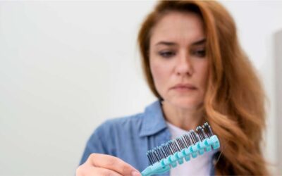 Queda de cabelo na menopausa: por que os fios enfraquecem?