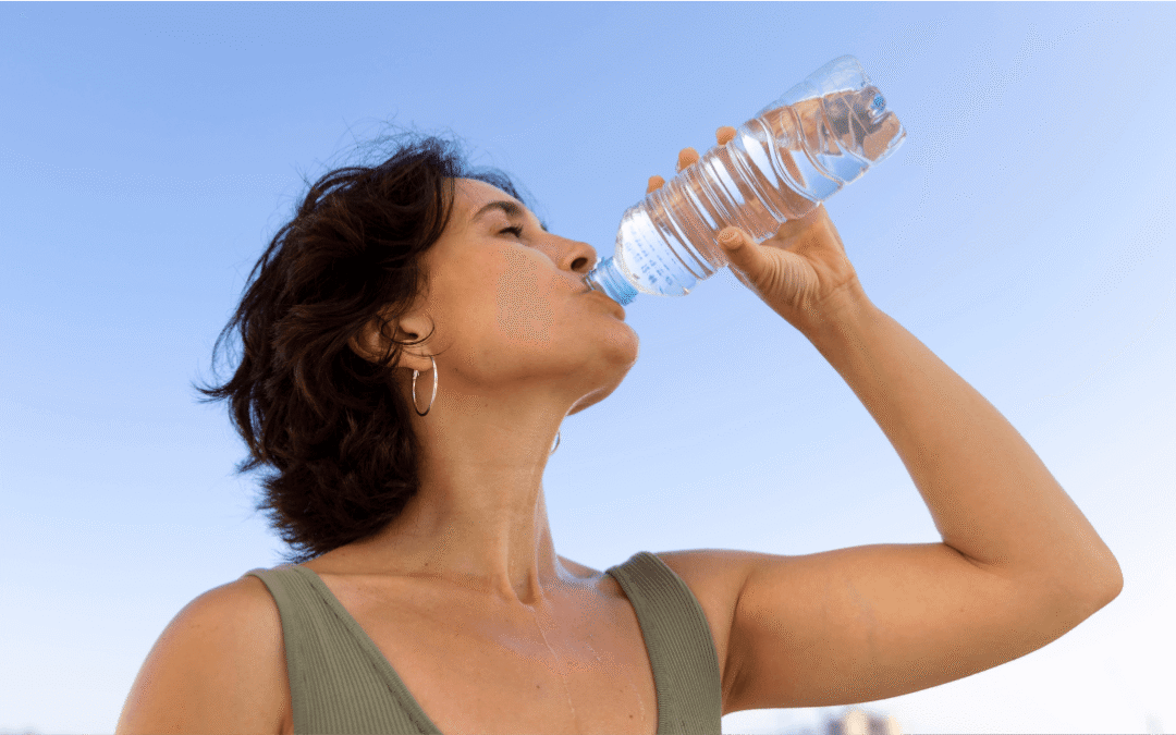 Por que a hidratação é sua melhor amiga no climatério? - Dra. Natacha Machado Ginecologista Joinville