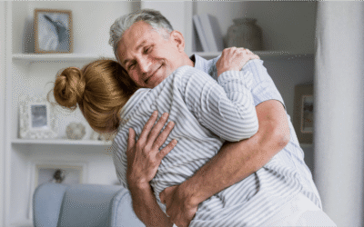 O poder terapêutico do abraço: por que ele é importante no climatério?