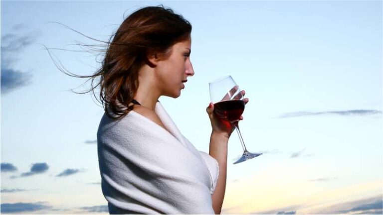 bebida alcoolica aumenta sintomas da menopausa - Dra Natacha Machado - ginecologista Joinville