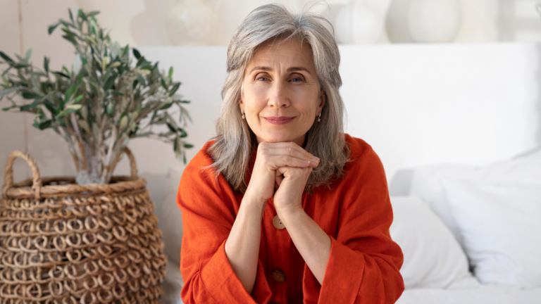 Encare a menopausa: ela não é sua inimiga, a menos que você permita - Dra. Natacha Machado - Ginecologista - Joinville